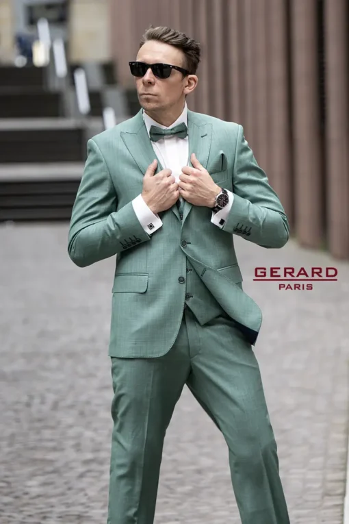 Wedding Suit “Verde Vogue” in spring green, featuring a tailored jacket, vest, and bow tie with ivory tuxedo shirt