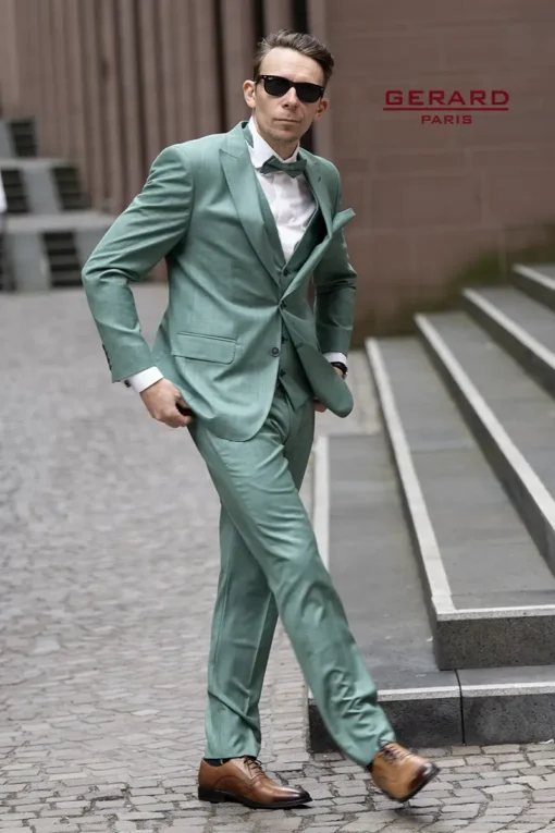 Wedding Suit “Verde Vogue” in spring green, featuring a tailored jacket, vest, and bow tie with ivory tuxedo shirt