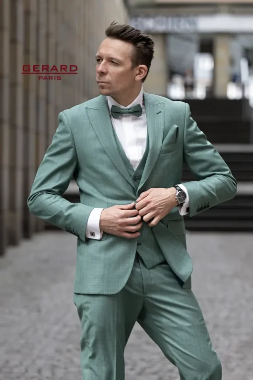 Wedding Suit “Verde Vogue” in spring green, featuring a tailored jacket, vest, and bow tie with ivory tuxedo shirt