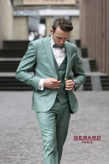 Wedding Suit “Verde Vogue” in spring green, featuring a tailored jacket, vest, and bow tie with ivory tuxedo shirt